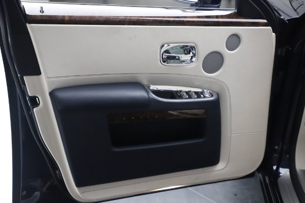 Used 2016 Rolls-Royce Ghost for sale $173,900 at Aston Martin of Greenwich in Greenwich CT 06830 27
