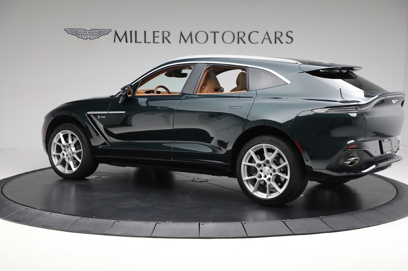Aston Martin DBX セーフティカー 2021 2021 Aston Martin DBX Review, Pricing, and Specs