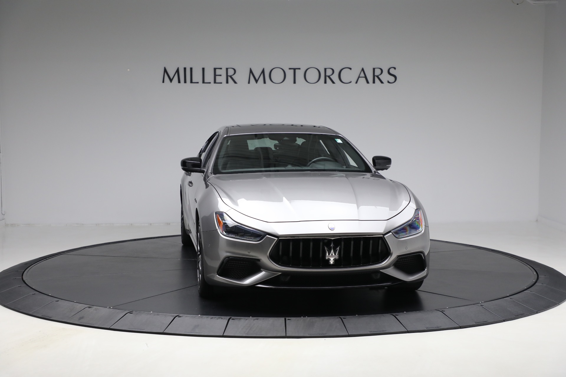 【1 ghibli】マセラティ MASERATI  フラッグ ガレージ雑貨 MASERATI Ghibli | マセラティ 紀尾井町・目黒・杉並