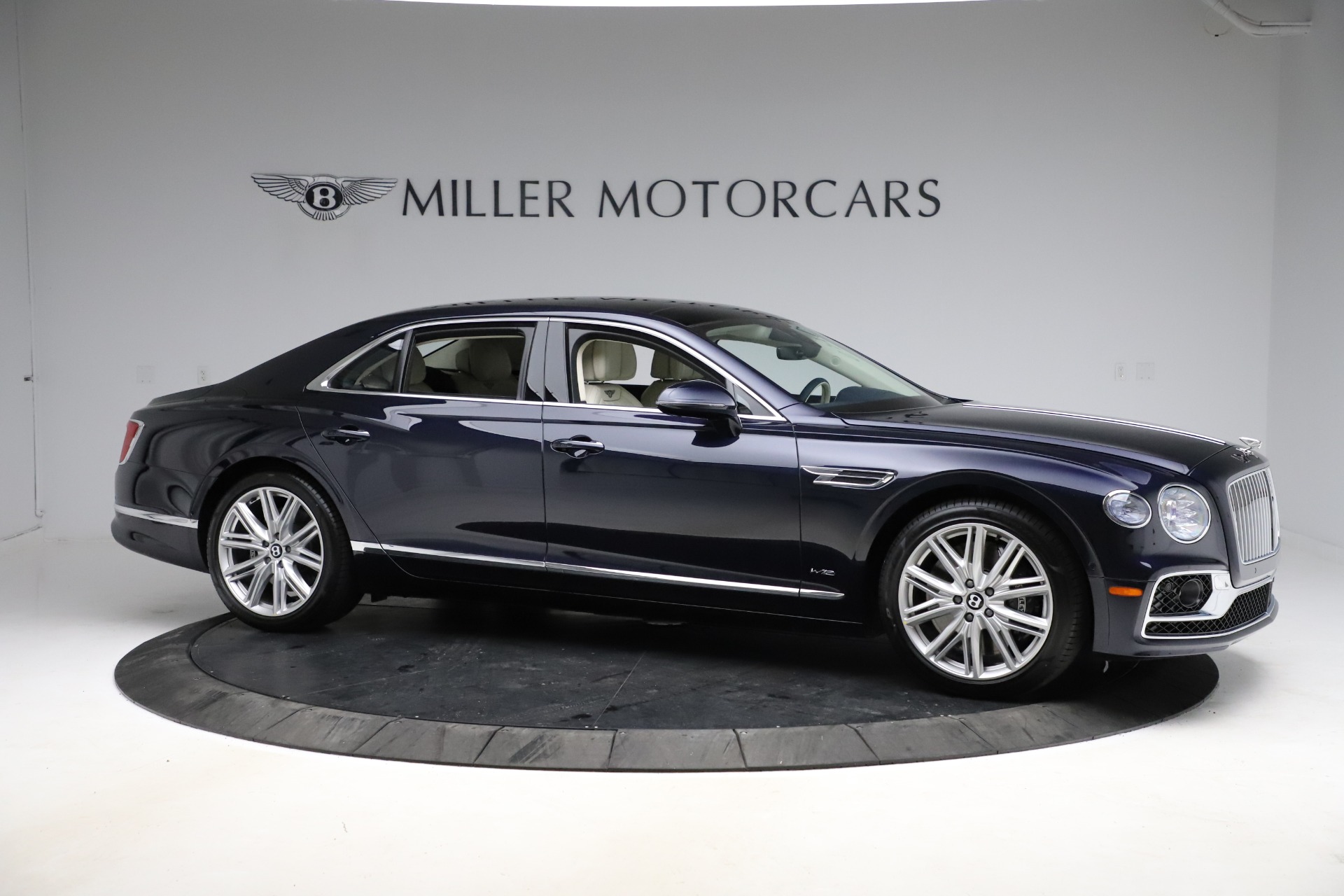 Bentley Flying Spur Ｗ12 New W12 Bentley Flying Spur is a 207mph, 626bhp limo. Full