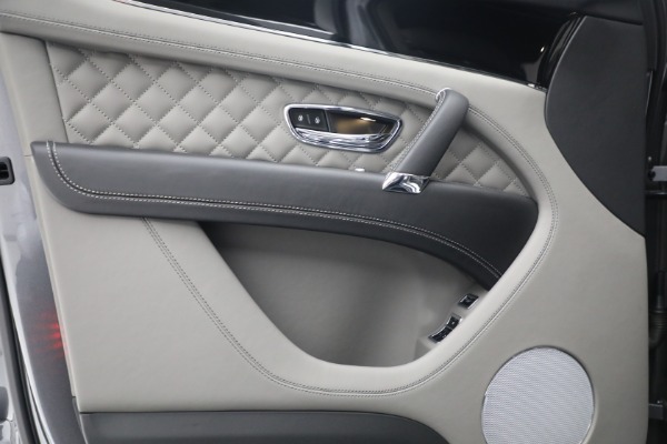 Used 2018 Bentley Bentayga W12 Signature for sale $179,900 at Aston Martin of Greenwich in Greenwich CT 06830 13