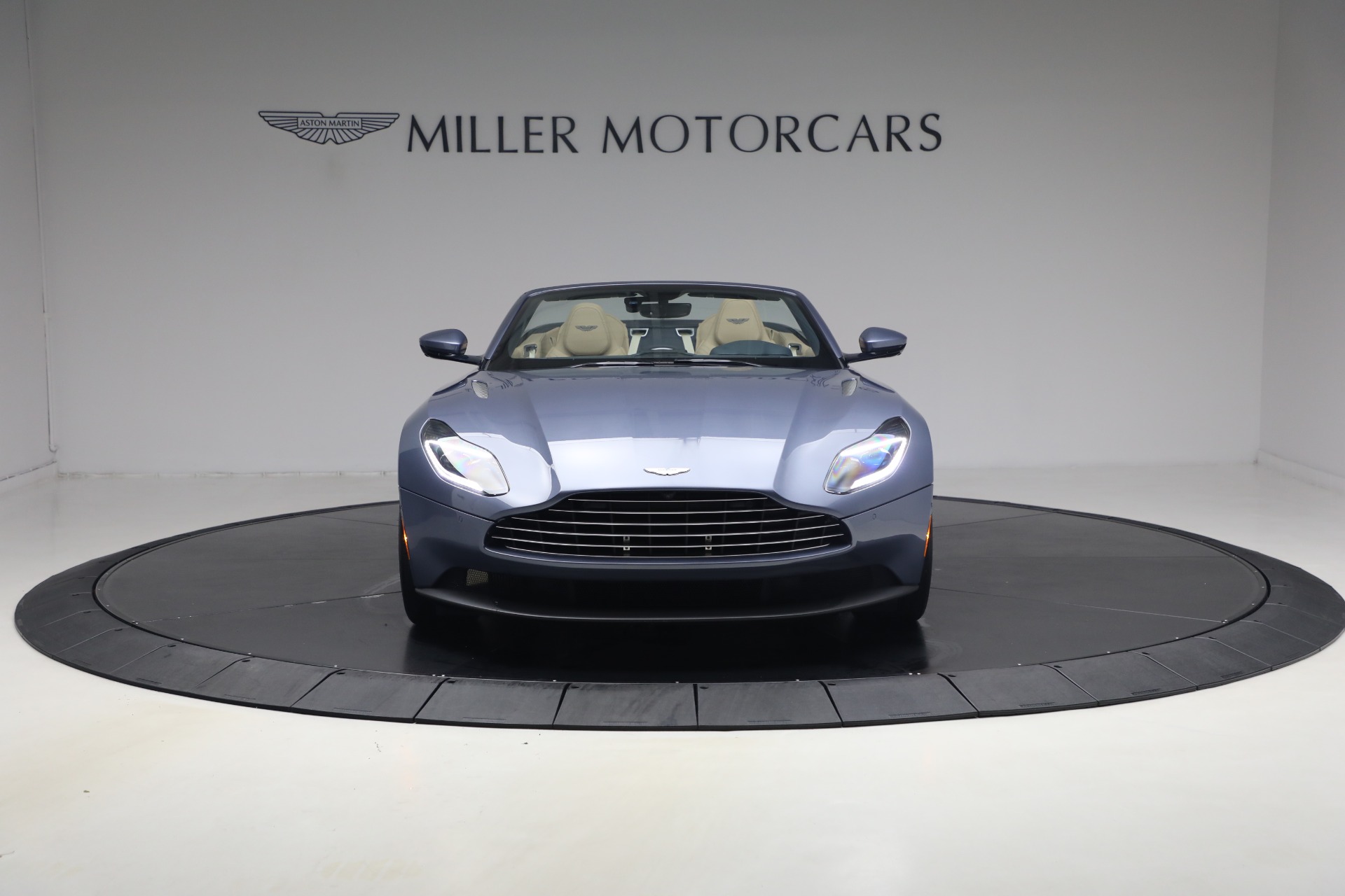 2022 Aston Martin DB11 Base - Photo 13