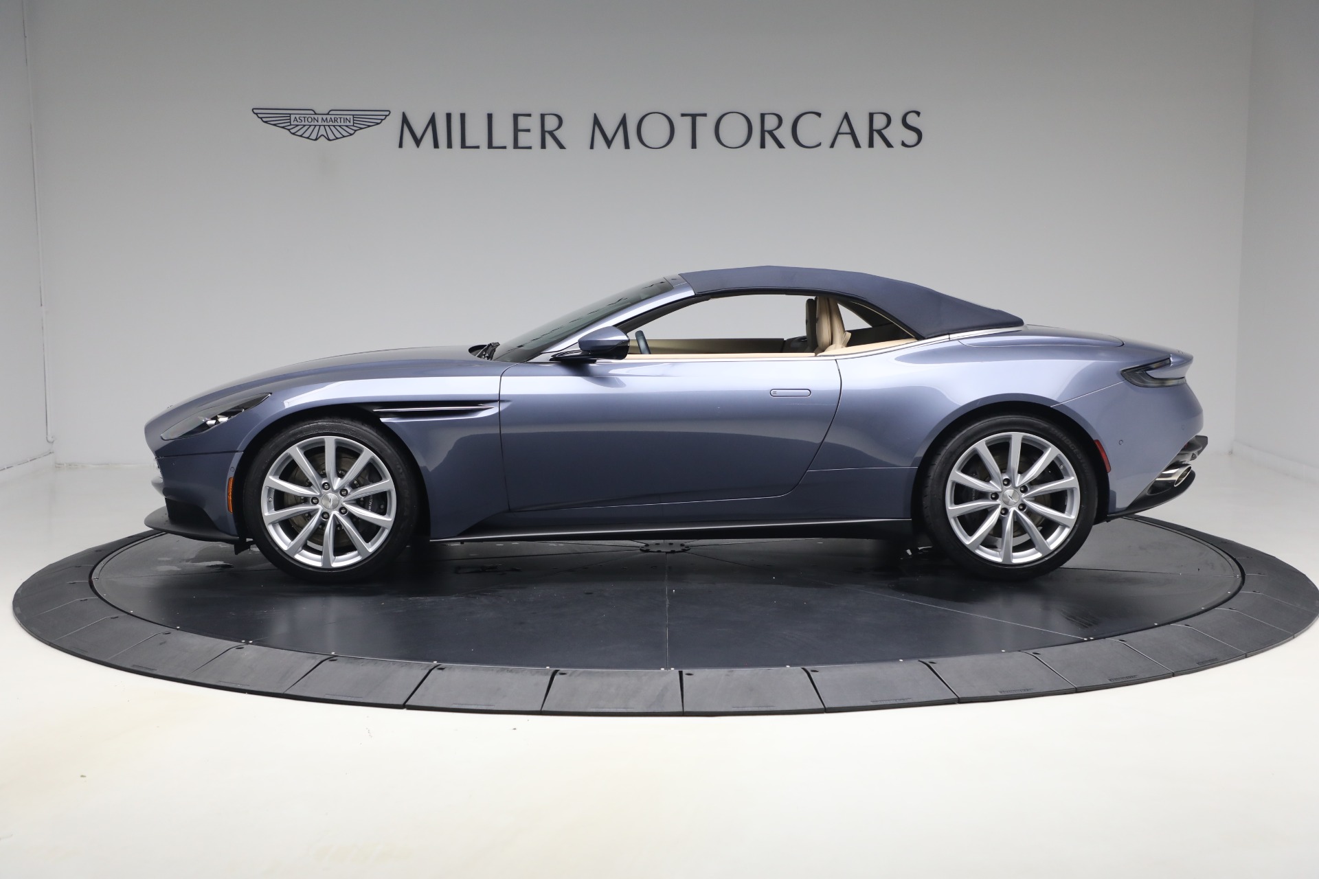 2022 Aston Martin DB11 Base - Photo 18