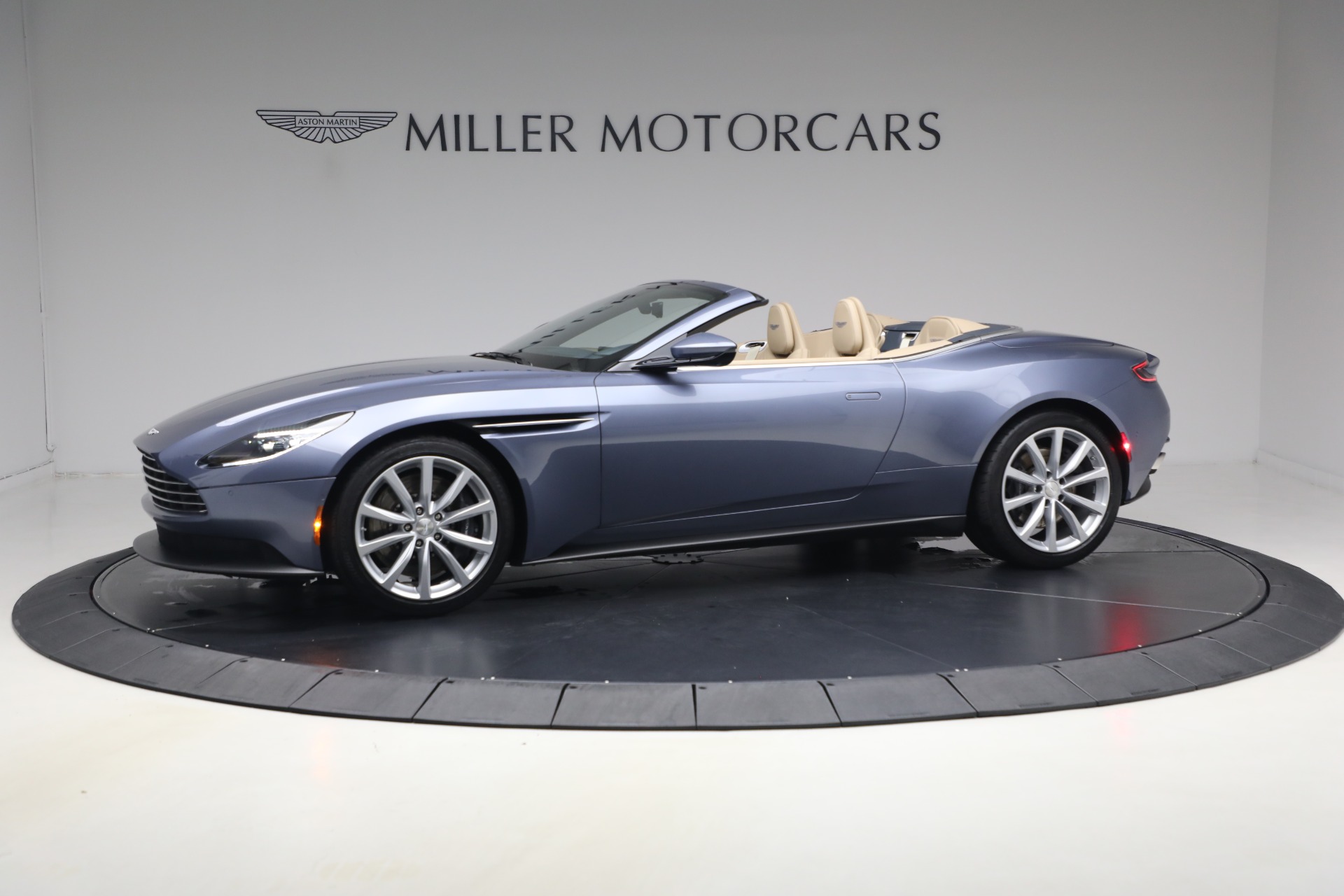 2022 Aston Martin DB11 Base - Photo 2