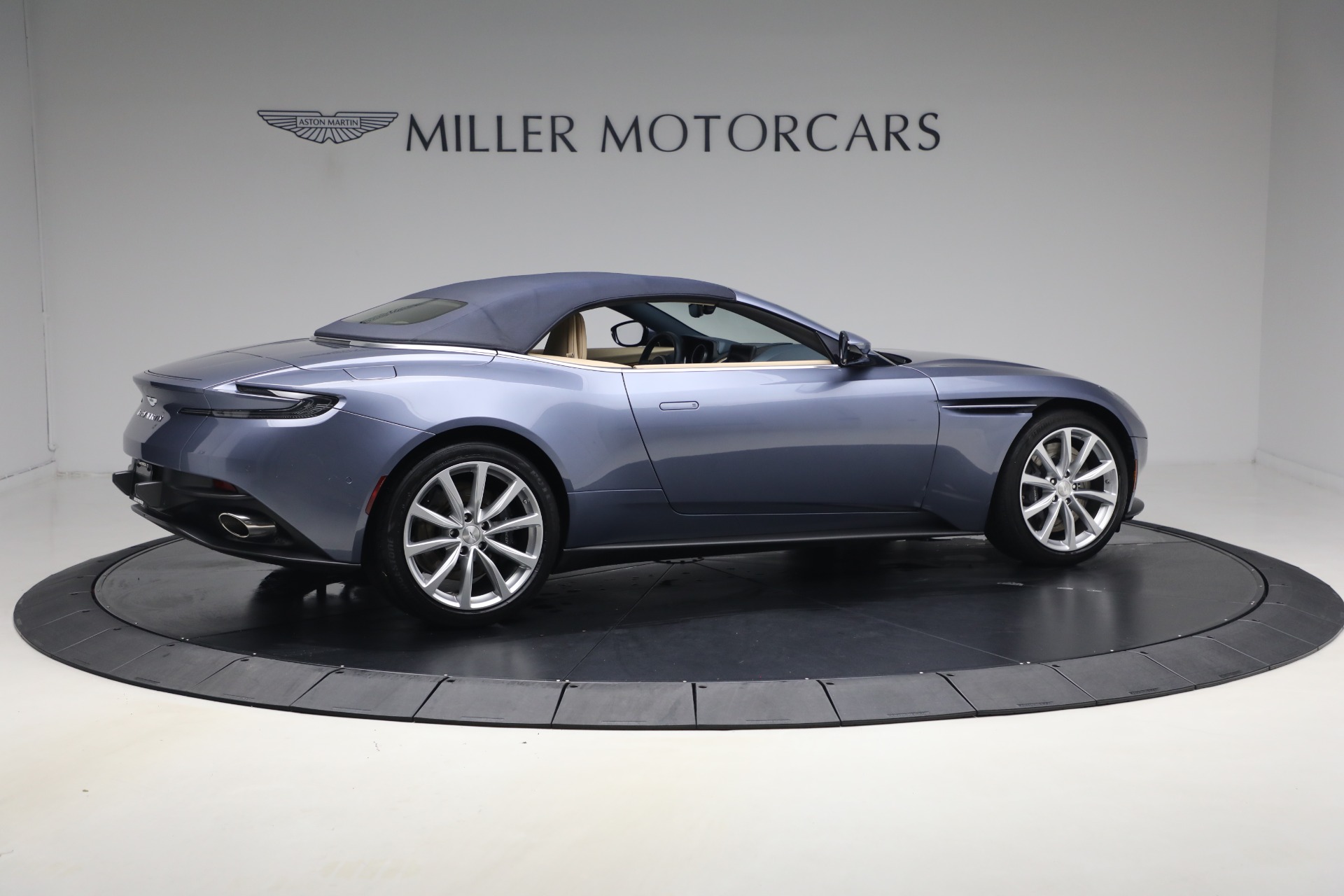 2022 Aston Martin DB11 Base - Photo 23