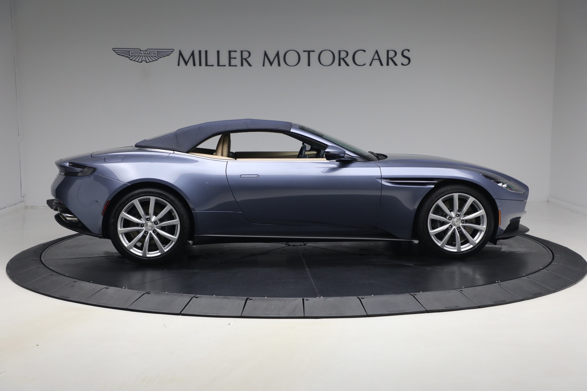 2022 Aston Martin DB11 Base - Photo 24