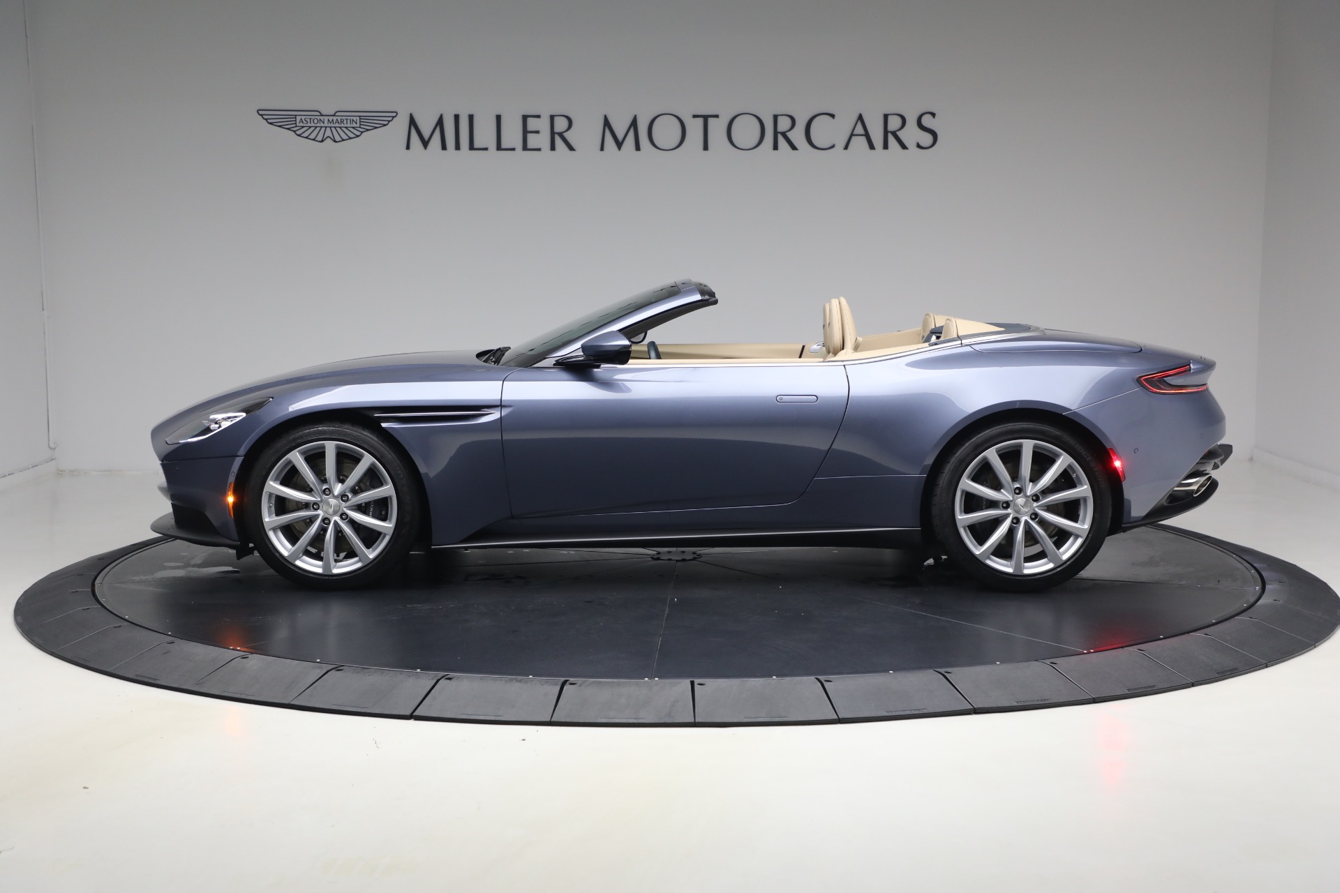 2022 Aston Martin DB11 Base - Photo 3