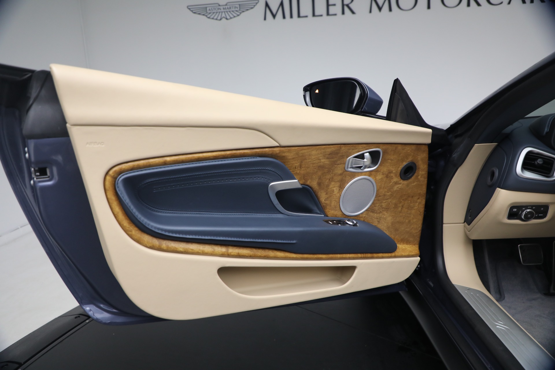 2022 Aston Martin DB11 Base - Photo 31
