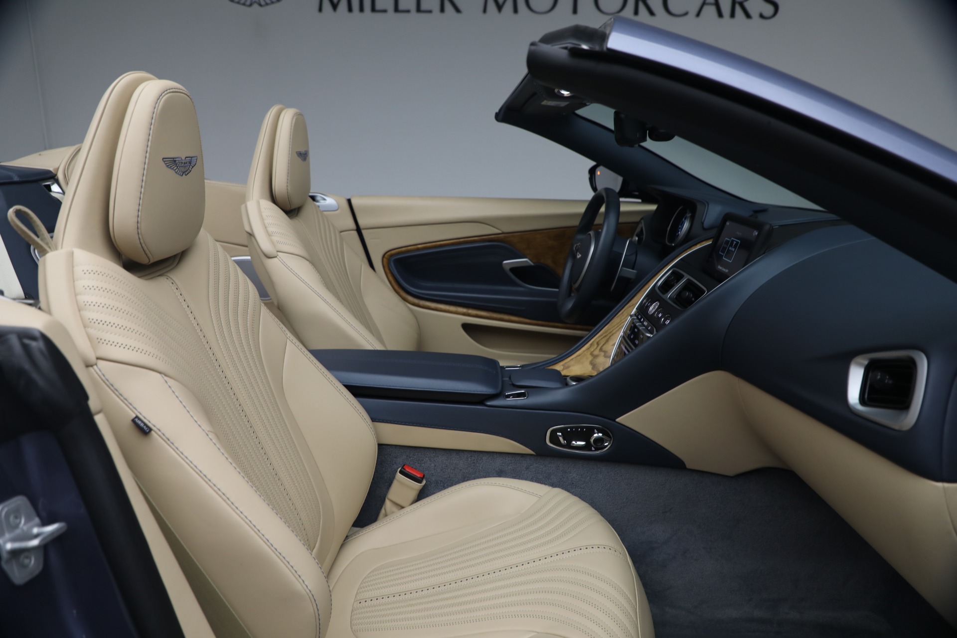 2022 Aston Martin DB11 Base - Photo 35