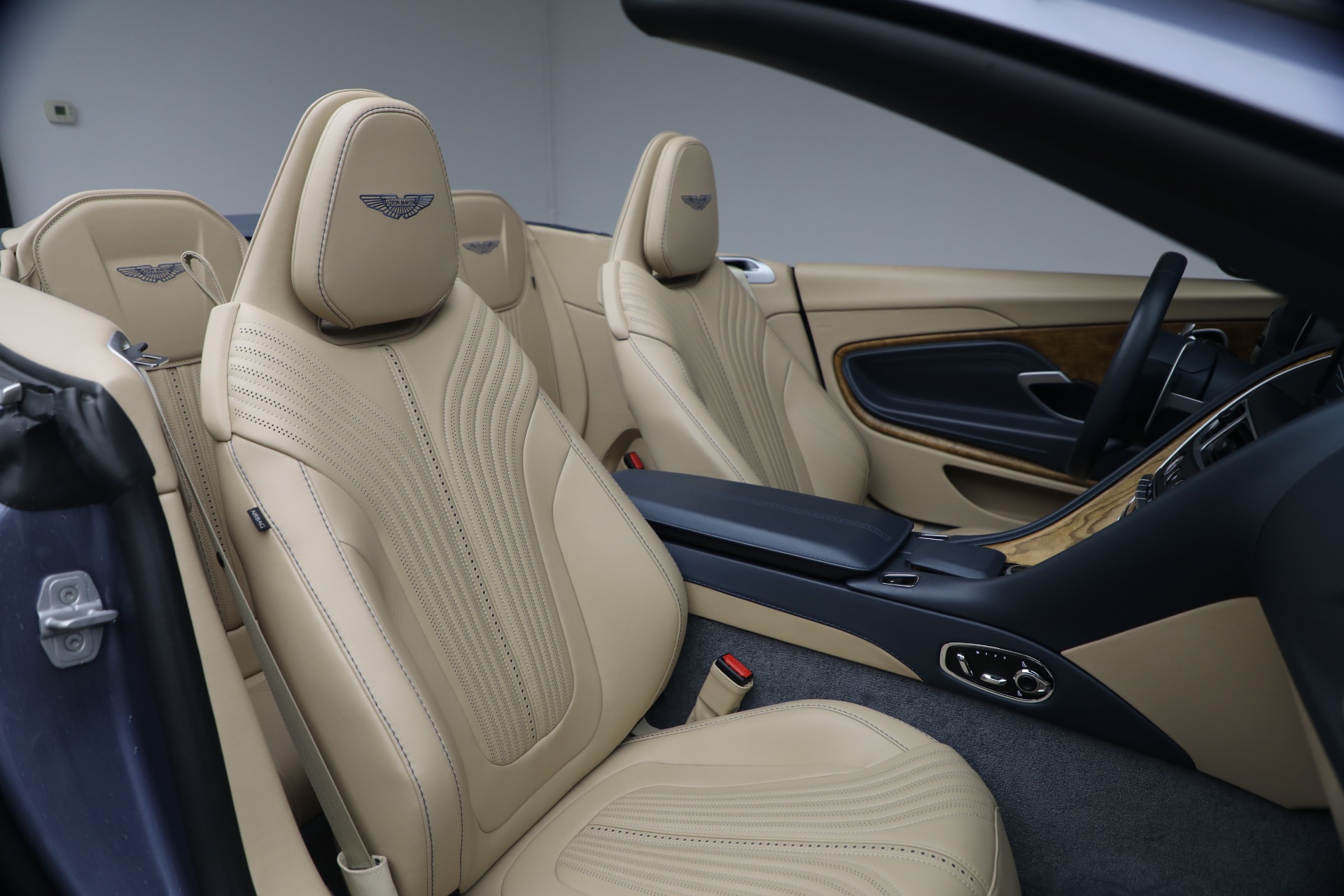 2022 Aston Martin DB11 Base - Photo 37