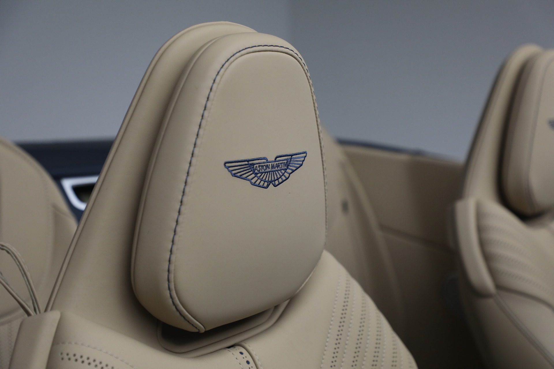 2022 Aston Martin DB11 Base - Photo 43