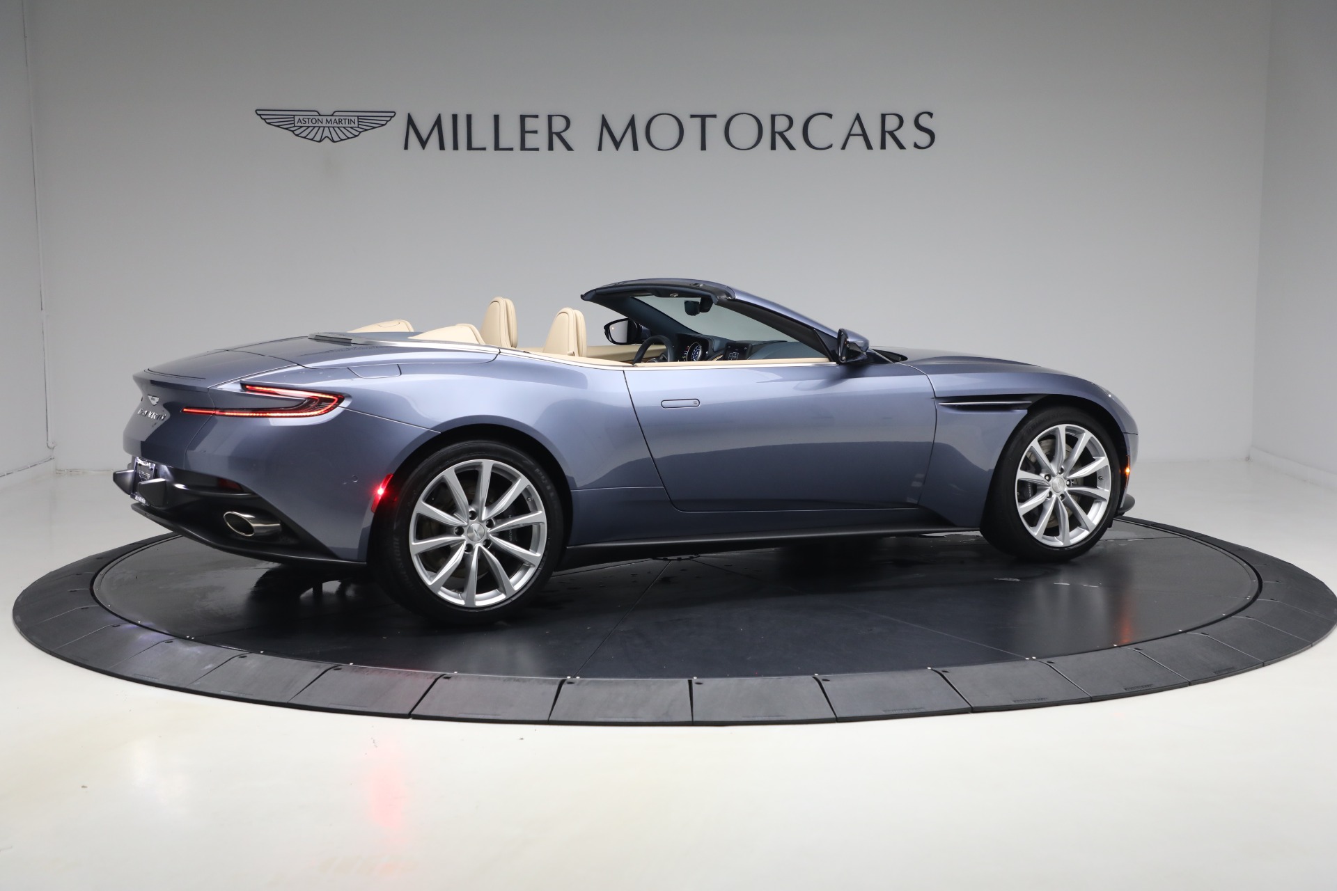 2022 Aston Martin DB11 Base - Photo 8