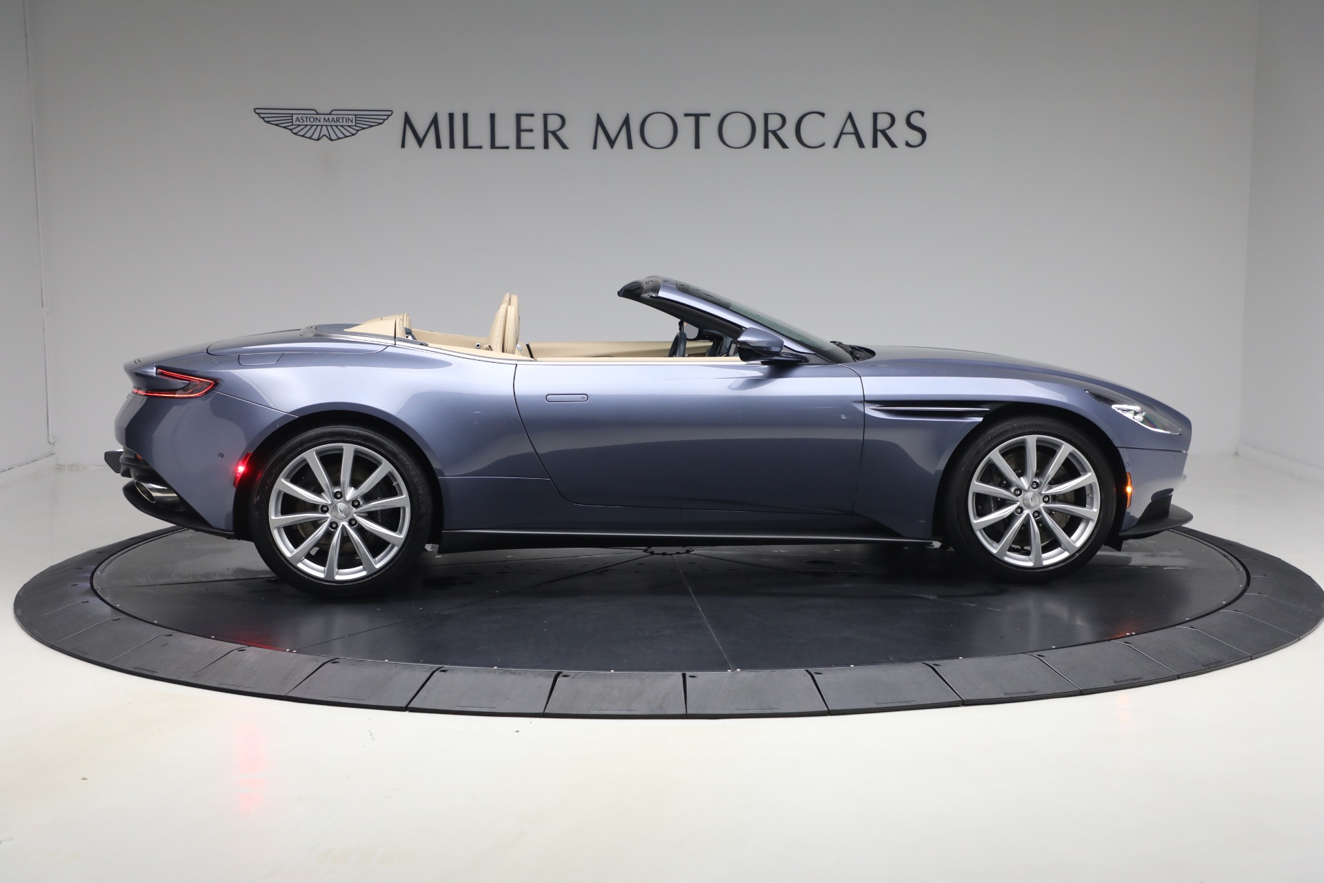 2022 Aston Martin DB11 Base - Photo 9