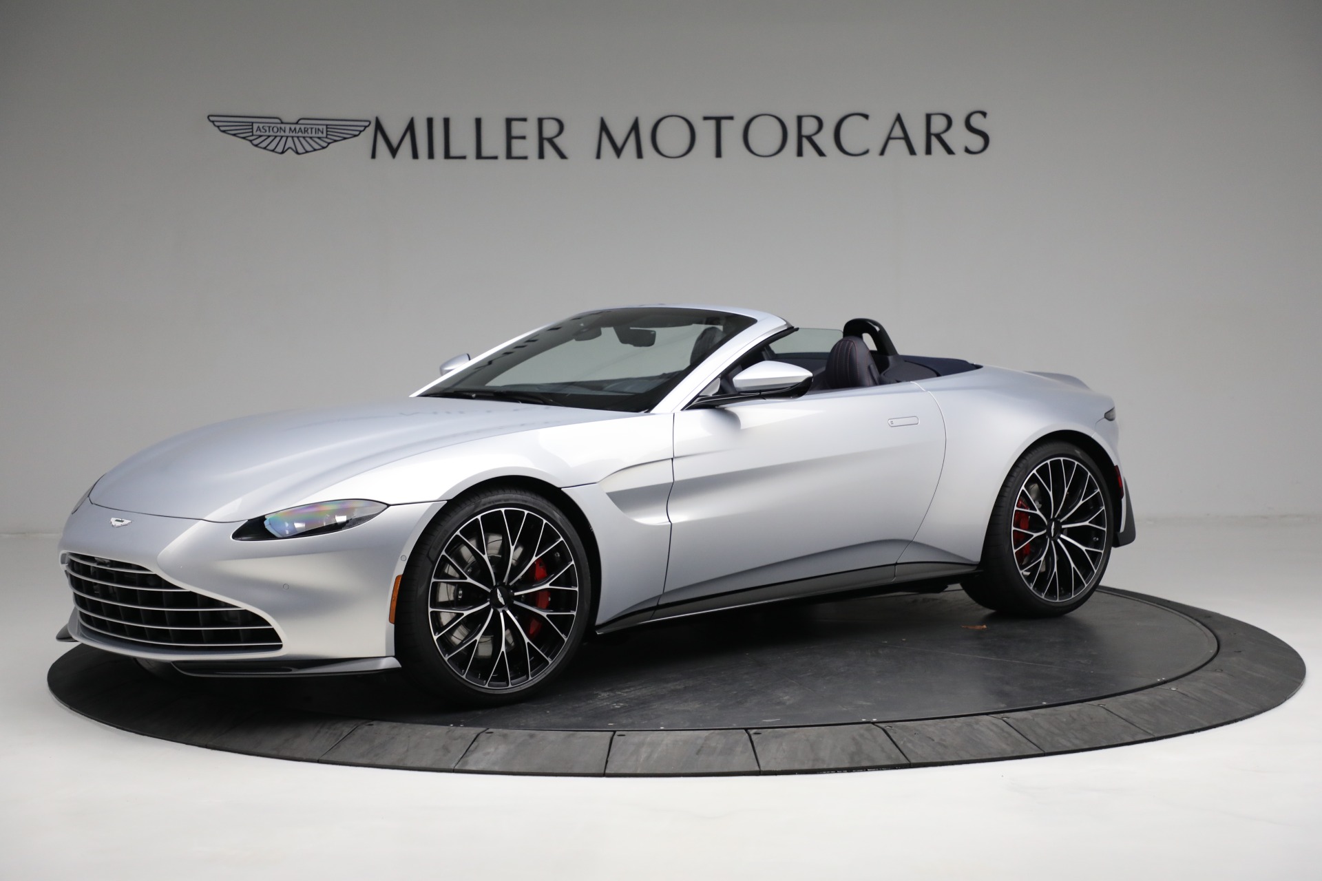 Used 2023 Aston Martin Vantage Roadster for sale $181,900 at Aston Martin of Greenwich in Greenwich CT 06830 1