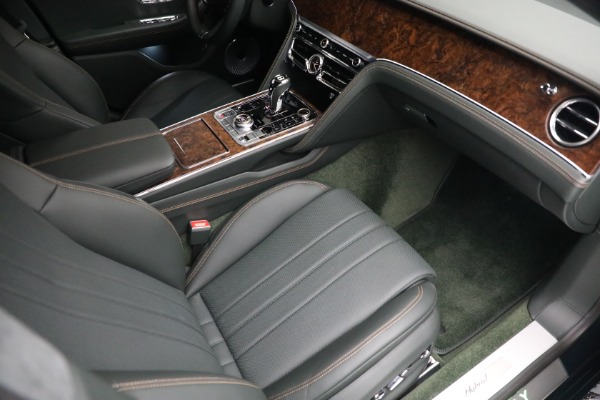 Used 2022 Bentley Flying Spur Hybrid for sale $214,900 at Aston Martin of Greenwich in Greenwich CT 06830 27
