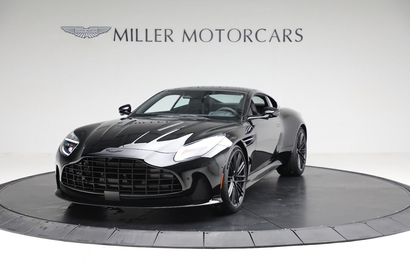 새로운 Aston Martin DB12 S는 V8을 690BHP로 증가시킵니다.