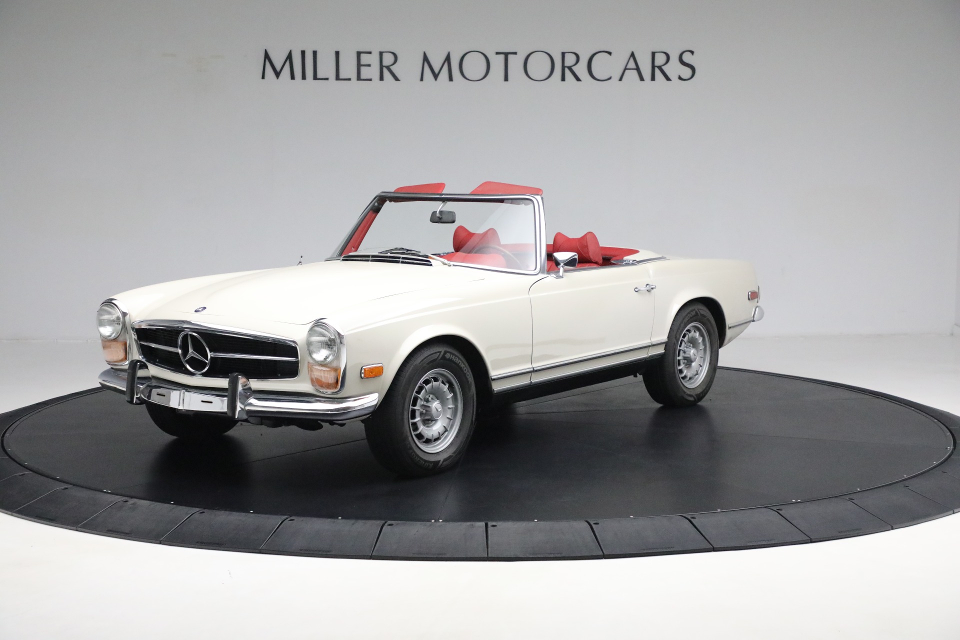 Used 1970 Mercedes-Benz 280 SL for sale Sold at Aston Martin of Greenwich in Greenwich CT 06830 1