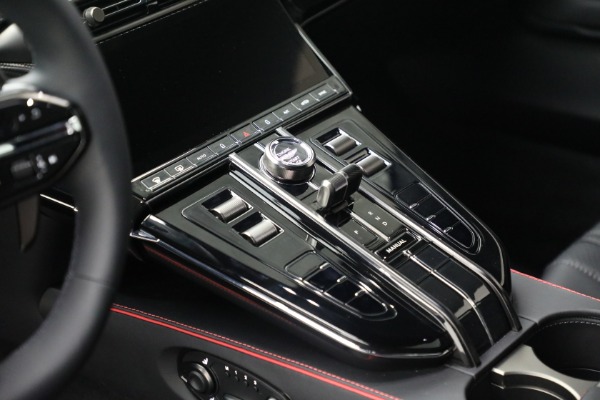 New 2025 Aston Martin Vantage for sale $235,300 at Aston Martin of Greenwich in Greenwich CT 06830 19