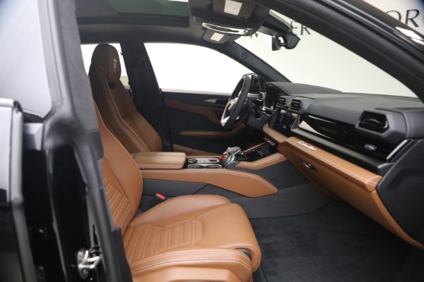 Used 2025 Lamborghini Urus SE for sale $305,900 at Miller Motorcars Aston Martin in Greenwich CT 06830 19