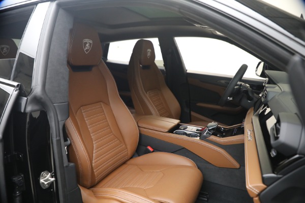 Used 2025 Lamborghini Urus SE for sale $305,900 at Miller Motorcars Aston Martin in Greenwich CT 06830 20