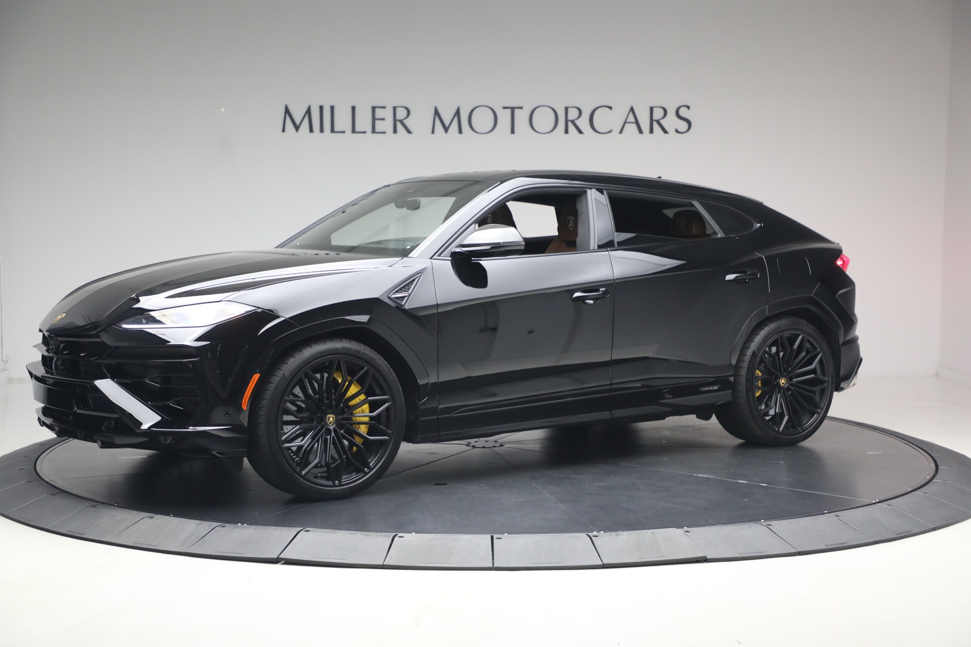Used 2025 Lamborghini Urus SE for sale $305,900 at Miller Motorcars Aston Martin in Greenwich CT 06830 1