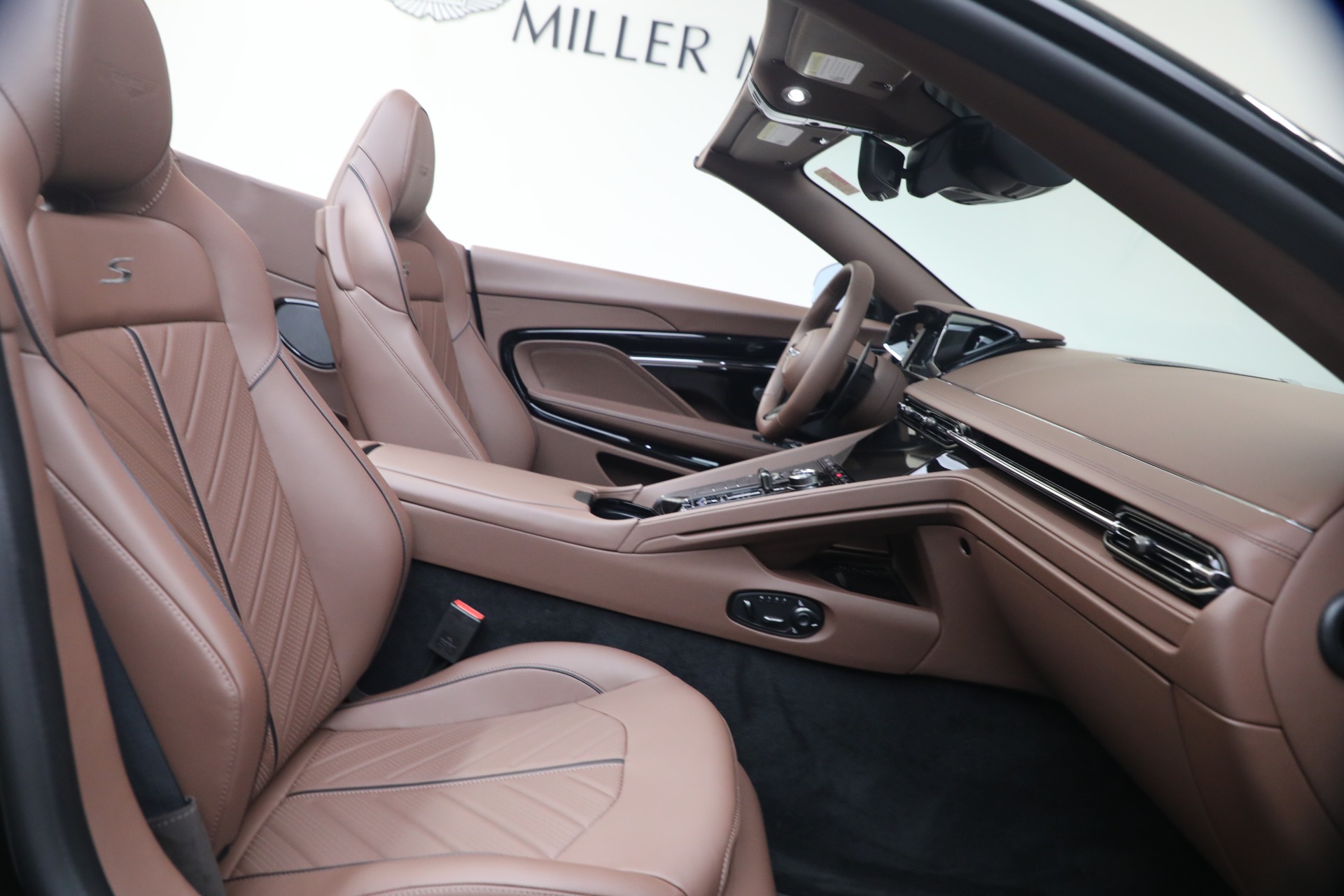 2026 Aston Martin DB12 Base - Photo 36