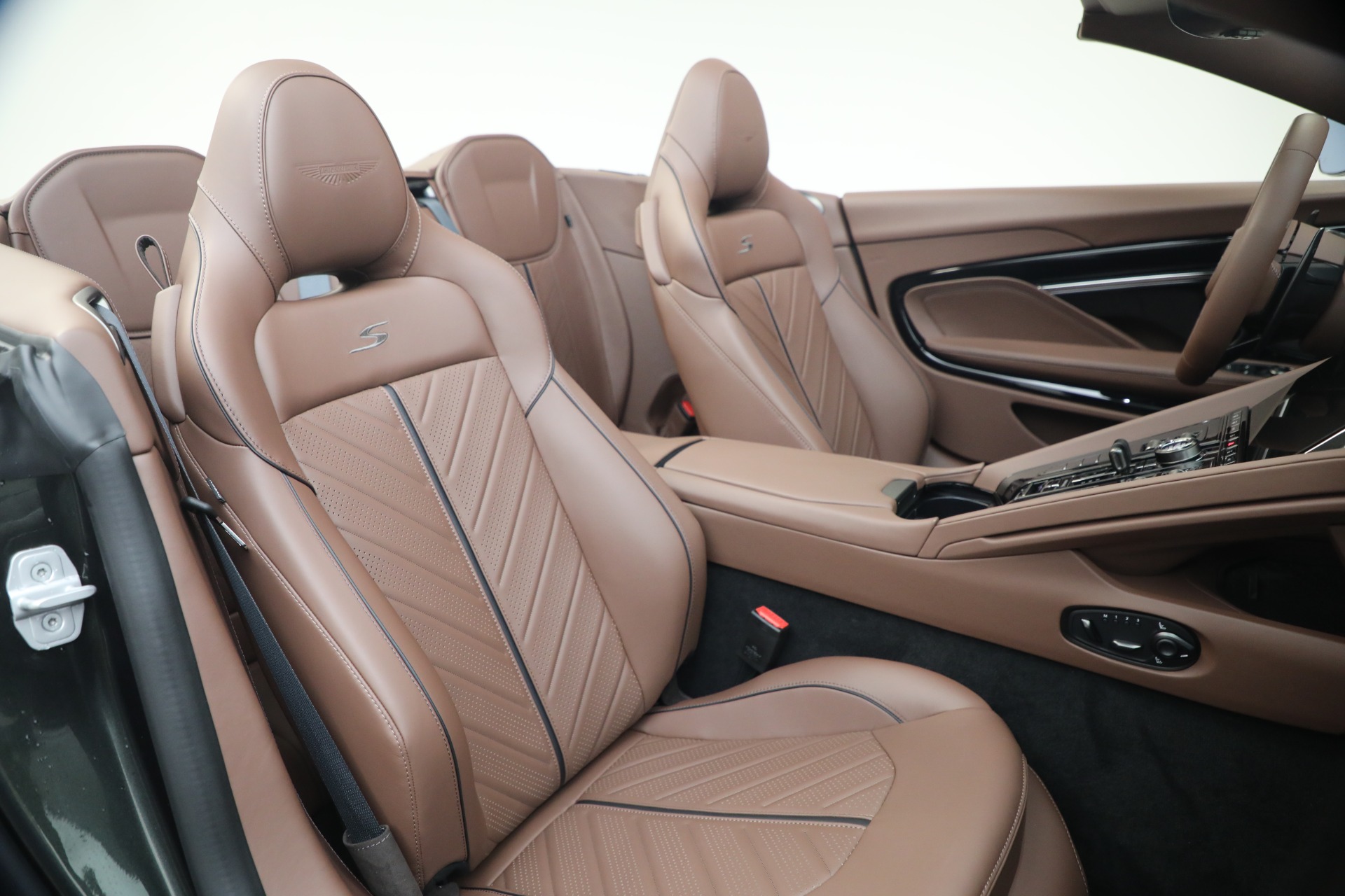 2026 Aston Martin DB12 Base - Photo 37