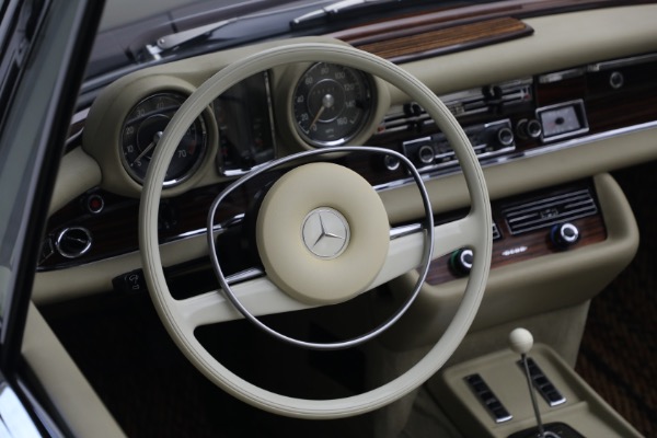 Used 1971 Mercedes-Benz 280SE 3.5 Cabriolet for sale $475,000 at Miller Motorcars Aston Martin in Greenwich CT 06830 23